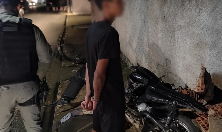 Adolescente sem CNH tenta fugir da PM, perde controle da moto e bate em muro de residência em Penedo
