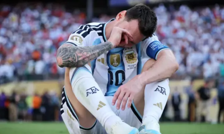 Artigo defende que Pelé segue acima de Messi na história do futebol