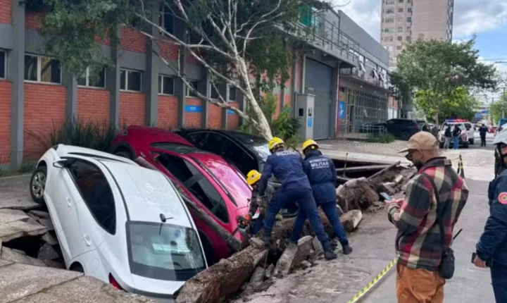 Calçada cede e engole três carros em Porto Alegre