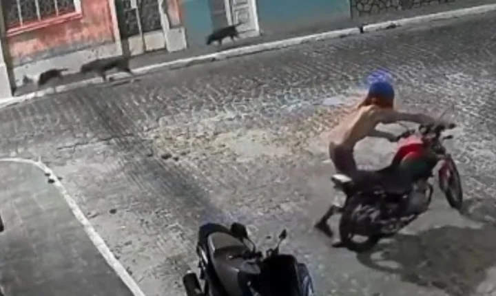 Câmeras registram tentativa de furto de motocicleta no Centro Histórico de Penedo