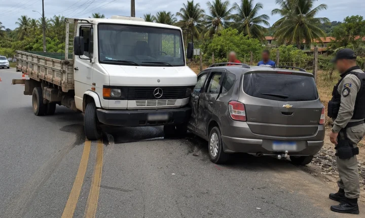 Caminhão e Chevrolet Spin colidem durante manobra na AL-225