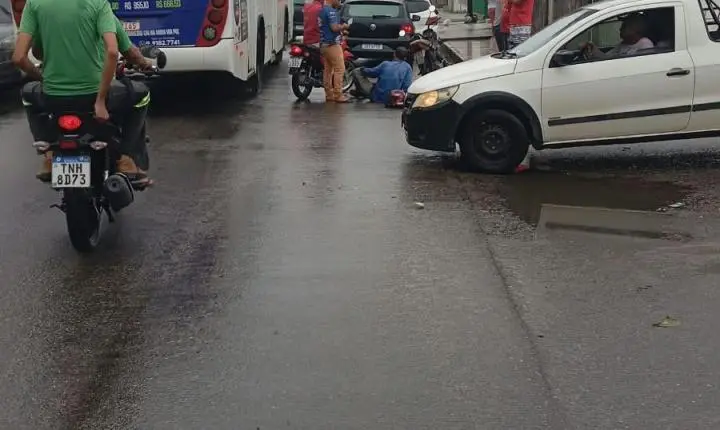 Carro atinge motociclista ao tentar entrar em avenida próximo à Dismoto