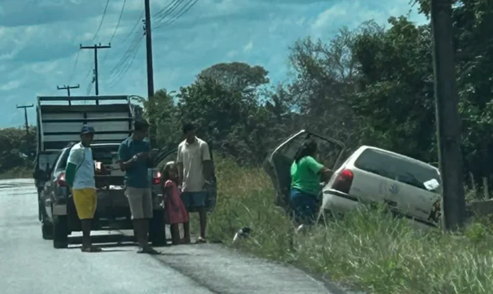 Carro colide com bloco de concreto e homem é encaminhado ao hospital