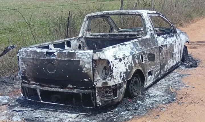 Carro é encontrado completamente queimado em estrada de acesso à Embrapa; origem do incêndio é desconhecida