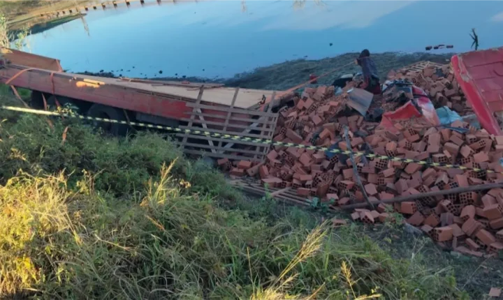Colisão entre ambulância do SAMU e caminhão deixa dois mortos e seis feridos em Sergipe