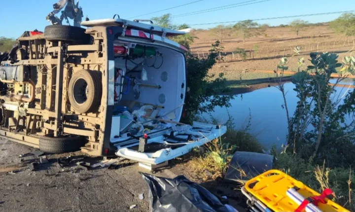 Colisão entre ambulância do SAMU e caminhão deixa dois mortos e seis feridos em Sergipe