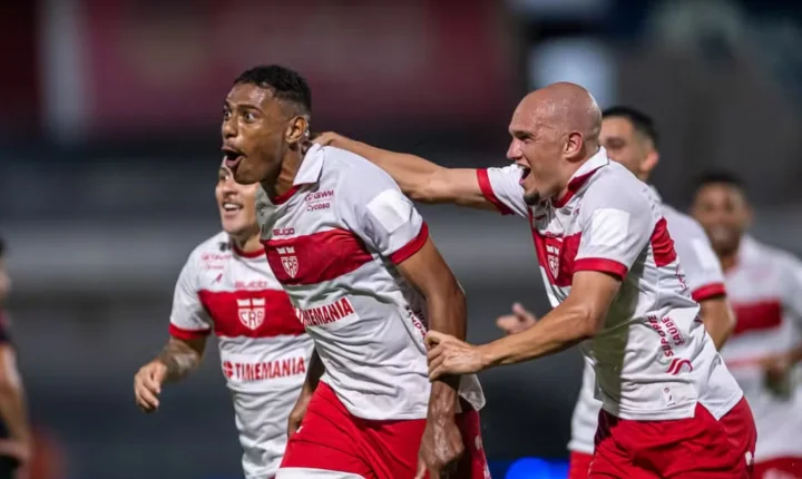 CRB vence Atlético-GO por 3 a 1 e cola no G-6 da Série B