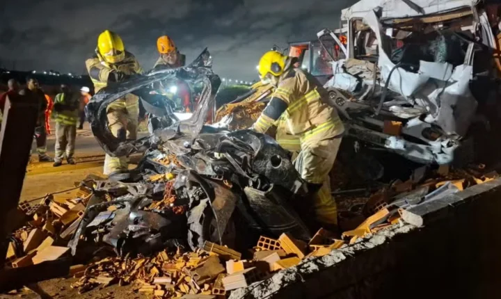 Duas pessoas morrem após grave acidente envolvendo dois caminhões e carro na BR-101