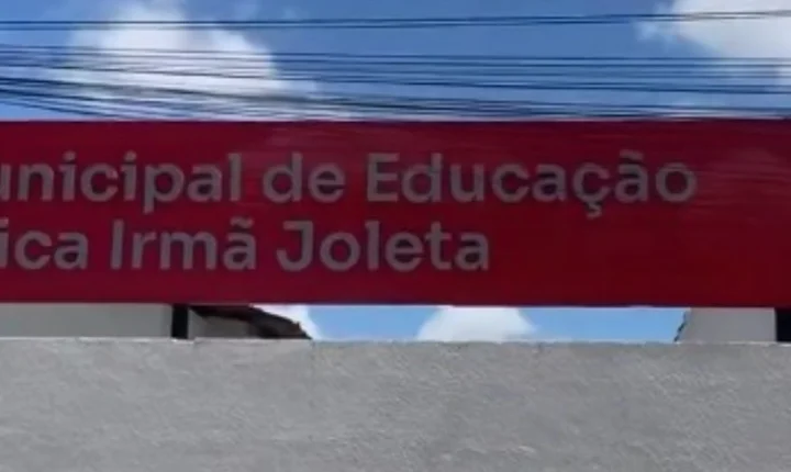 Erro na fachada de escola municipal em Penedo gera críticas e questionamentos sobre a manutenção do espaço