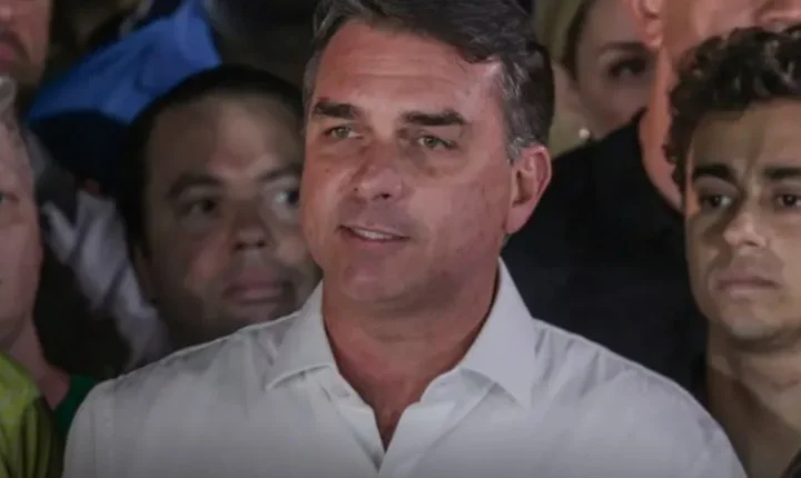 Flávio Bolsonaro deixa o Brasil e embarca para os Estados Unidos após ordem de Moraes