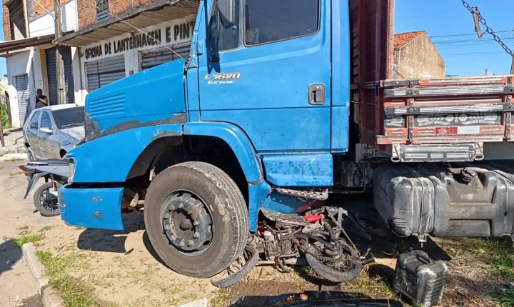 Grave acidente envolve carro e duas motocicletas na Rodovia Mário Freire Leahy, em Penedo