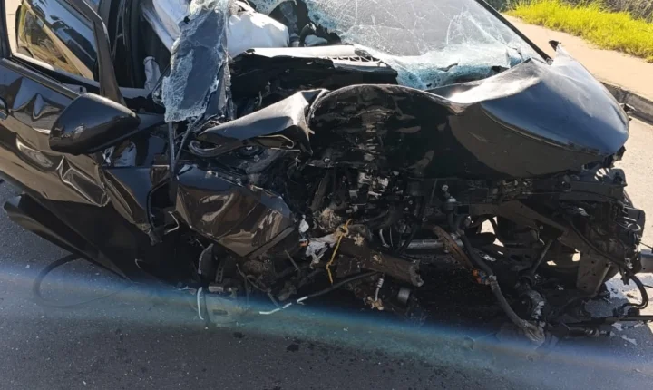 Grave acidente envolve carro e duas motocicletas na Rodovia Mário Freire Leahy, em Penedo