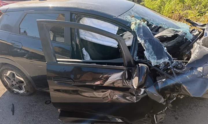 Grave acidente envolve carro e duas motocicletas na Rodovia Mário Freire Leahy, em Penedo
