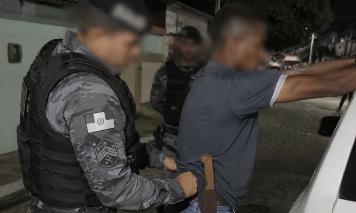 Homem é abordado com facão na cintura durante patrulhamento no bairro Dom Constantino, em Penedo