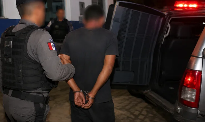 Homem é conduzido à delegacia após denúncia de agressão e ameaça contra mulher em Penedo