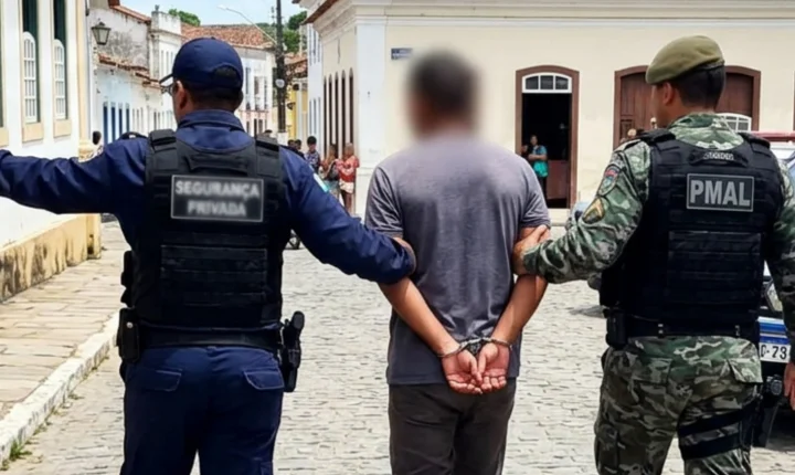 Homem é conduzido após mulher relatar agressão em via pública em Penedo