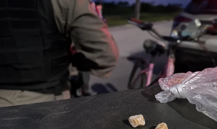 Homem é flagrado com pedras de crack e assina TCO por porte de droga em Piaçabuçu