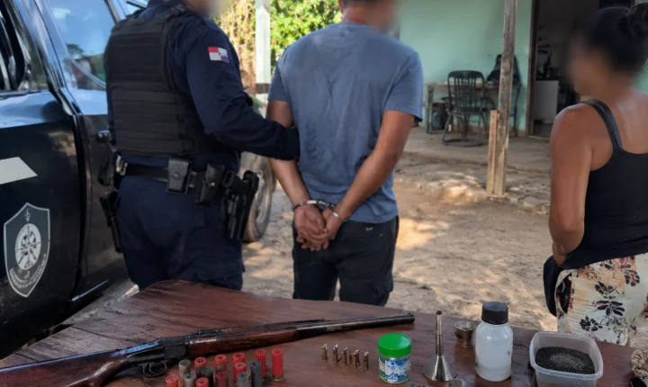 Homem é preso após ameaçar companheira com espingarda em povoado de Porto Real do Colégio