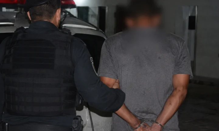Homem é preso em flagrante por violência doméstica após ameaçar companheira em Penedo