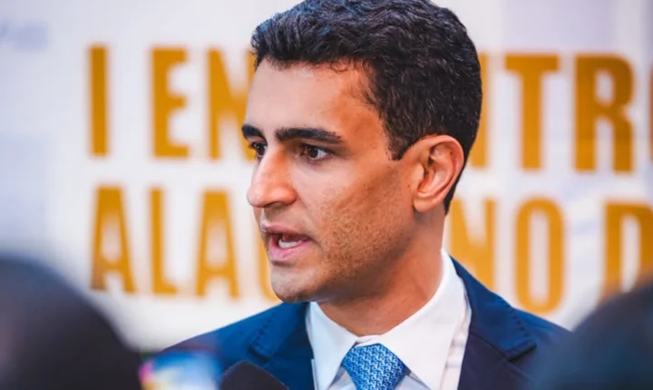 JHC cobra explicações de Paulo Dantas após permanência de filho de secretário investigado pela PF em cargo no Governo de Alagoas