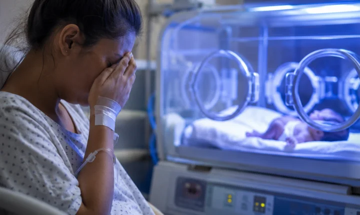 Mãe em recuperação após o parto denuncia falta de acompanhante no Hospital Regional de Penedo
