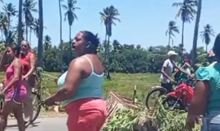 Moradores de Piaçabuçu protestam contra falta de água; em algumas localidades, desabastecimento chega a 15 dias