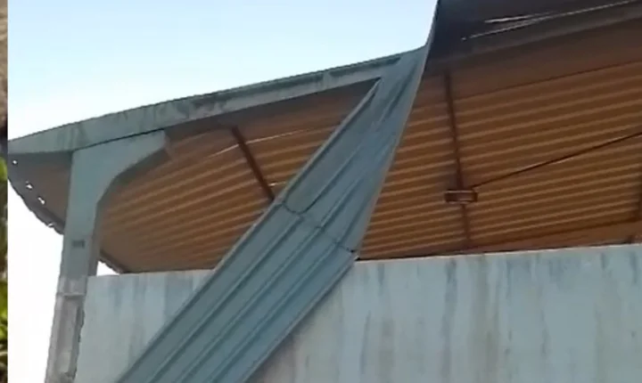 Moradores denunciam novamente situação perigosa no telhado da quadra de Itaporanga, em Penedo