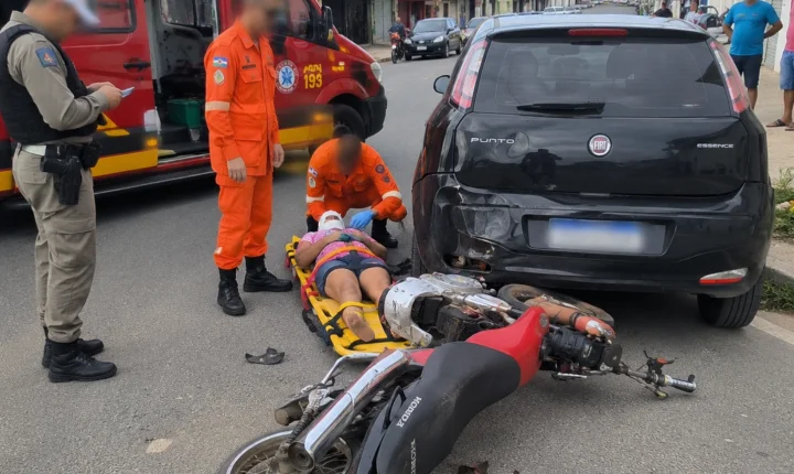 Motociclista fica ferida após colidir contra carro estacionado em Penedo