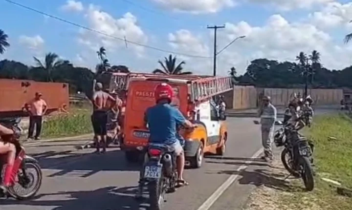 Motociclista fica ferido após colidir com pá-carregadeira na Colina do Oiteiro
