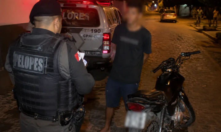 Motociclista sem habilitação é autuado após desobedecer ordem de parada em Penedo