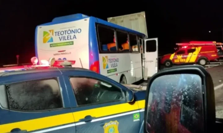 Motorista morre e 11 universitários ficam feridos após ônibus colidir com caminhão na BR-101