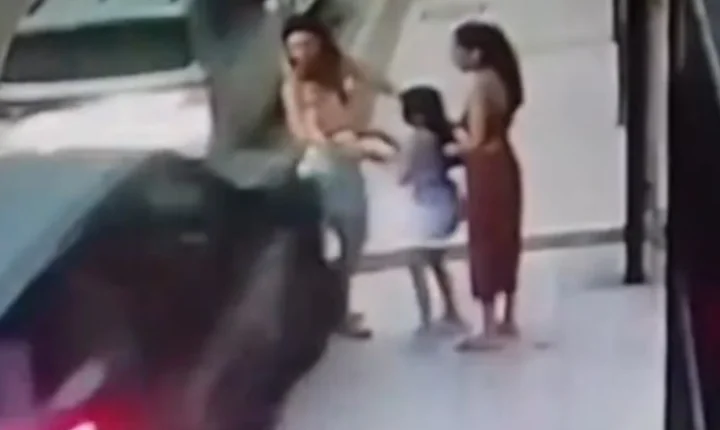 Motorista perde controle de carro e atinge pessoas na calçada em Maceió