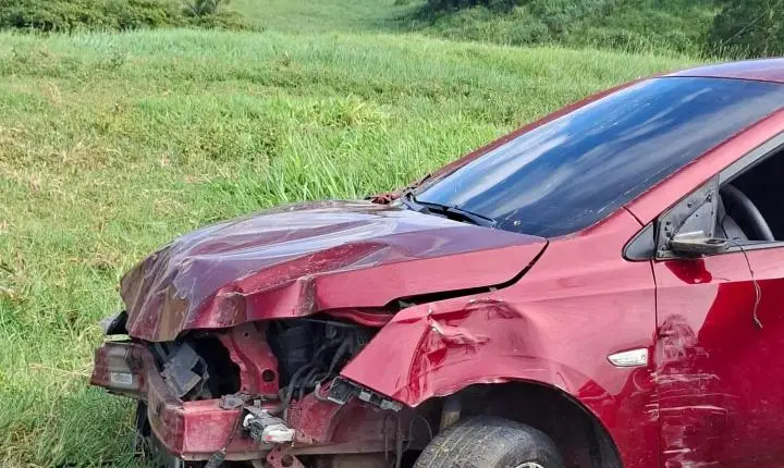 Motorista perde controle do carro e veículo para dentro de terreno em Coruripe