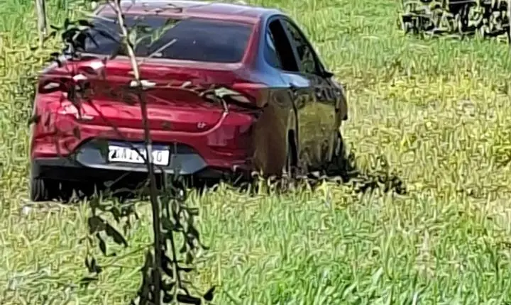 Motorista perde controle do carro e veículo para dentro de terreno em Coruripe