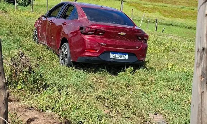 Motorista perde controle do carro e veículo para dentro de terreno em Coruripe