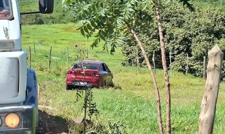 Motorista perde controle do carro e veículo para dentro de terreno em Coruripe