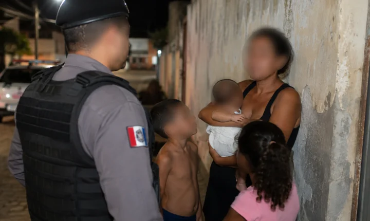 Mulher é agredida com soco no rosto na frente dos três filhos em Penedo