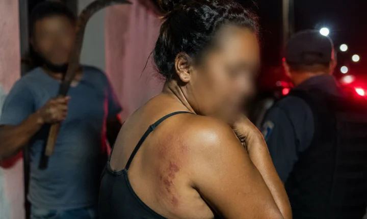 Mulher é ameaçada com foice e agredida nas costas pelo companheiro em Penedo
