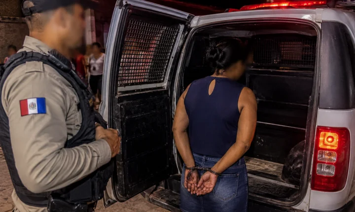 Mulher é conduzida após lesão corporal com barra de ferro em Piaçabuçu