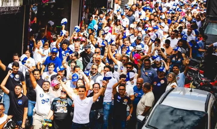 Multidão acompanha JHC em caminhada em União dos Palmares