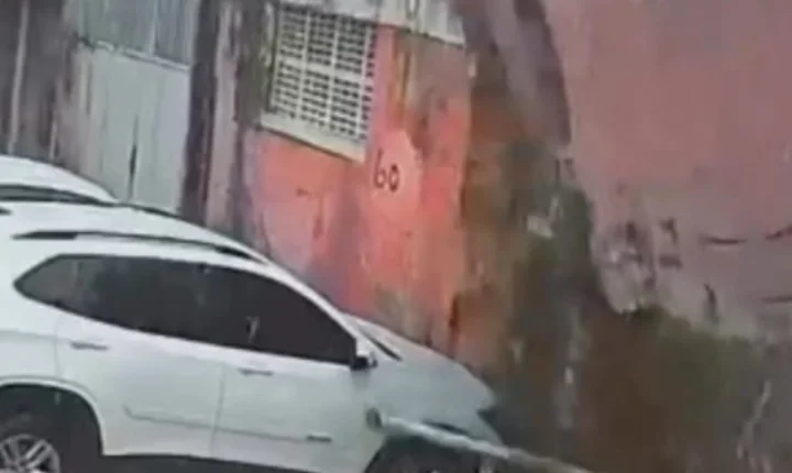 Parte de antigo prédio da Secretaria de Obras desaba durante chuva em Rio Largo
