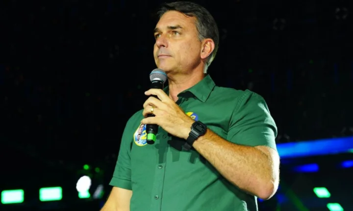 PF apura possível fuga de Flávio Bolsonaro para a Argentina após ordem judicial