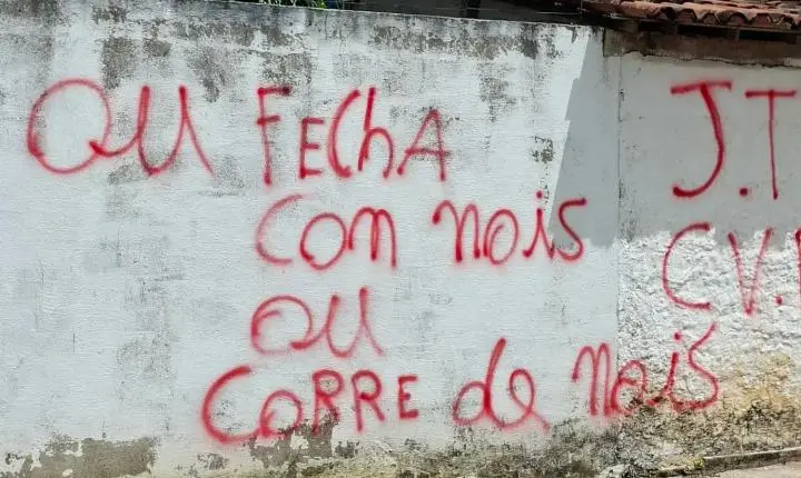 Pichação atribuída ao CV faz ameaças e cita rivais mortos em Coruripe