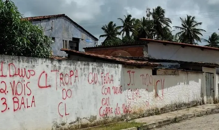 Pichação atribuída ao CV faz ameaças e cita rivais mortos em Coruripe