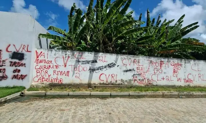 Pichação atribuída ao CV faz ameaças e cita rivais mortos em Coruripe