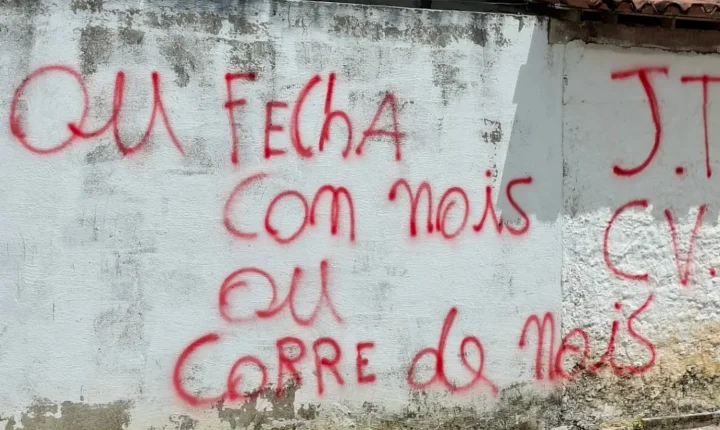 Pichação atribuída ao CV faz ameaças e cita rivais mortos em Coruripe