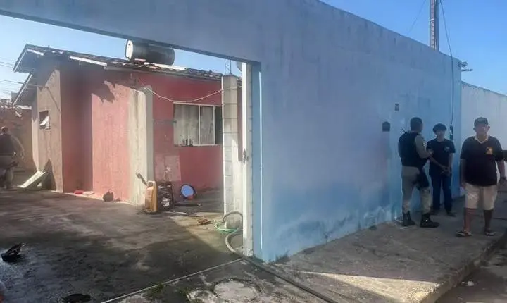 PM atua em incêndio e retira botijão de gás para evitar agravamento das chamas em Penedo