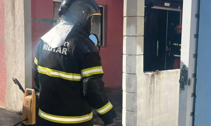 PM atua em incêndio e retira botijão de gás para evitar agravamento das chamas em Penedo