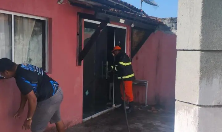 PM atua em incêndio e retira botijão de gás para evitar agravamento das chamas em Penedo