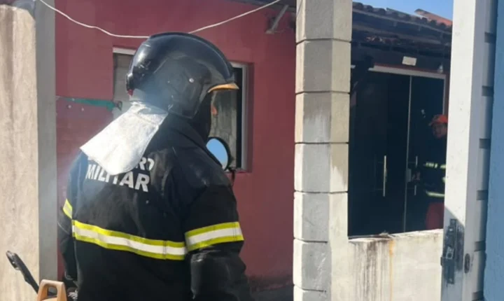 PM atua em incêndio e retira botijão de gás para evitar agravamento das chamas em Penedo